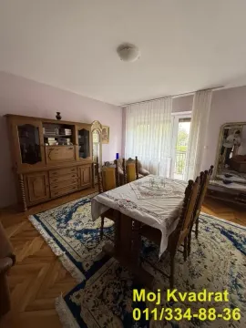 Dnevna soba sa trpezarijskim stolom i drvenim nameštajem. - image 18