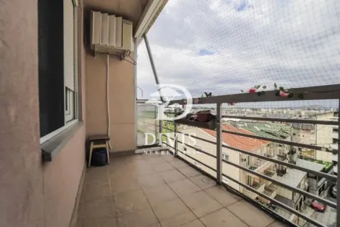 Natkriveni balkon sa zaštitnom mrežom i pogledom na naselje. - image 20