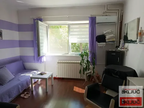 Dnevna soba sa kaučem, stolom i prozorom. - image 8