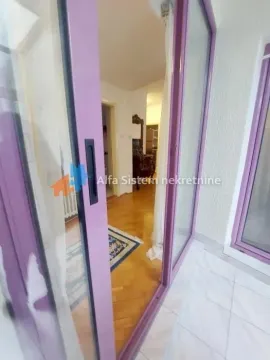 Pogled sa terase kroz otvorena balkonska vrata prema unutrašnjosti stana. - image 5