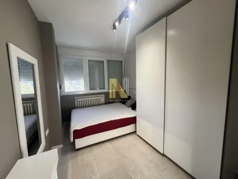 Manja spavaća soba sa bračnim krevetom i velikim ugradnim plakarom. - image 7