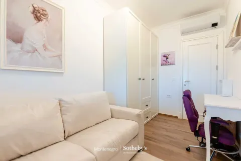 Manja dnevna soba sa kaučem, bijelim garderoberom i radnim stolom. - image 15