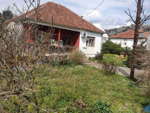 Jednospratna kuća sa dvorištem i crvenim krovom. - image 2