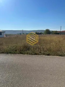 Pogled na plac i okolinu pored asfaltnog puta. - image 2