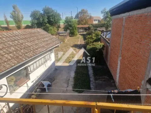 Pogled sa terase na dvorište i okolne objekte. - image 3