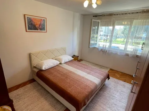 Izdavanje, dvosoban stan, 52m², Centar, Bar - image 1