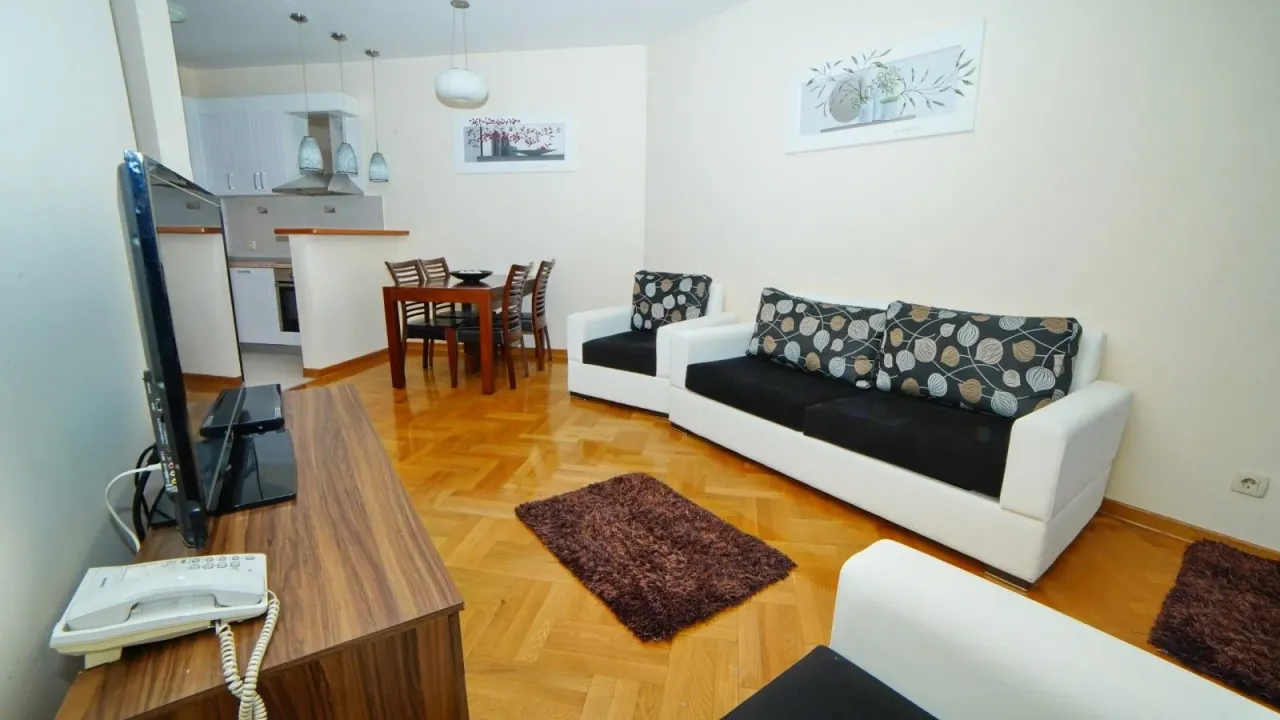 Izdavanje, jednosoban stan, 58m², Centar, Bar