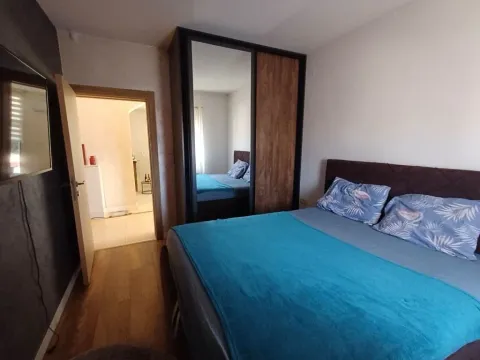 Furnished bedroom with a double bed and a large mirrored wardrobe. - image 7