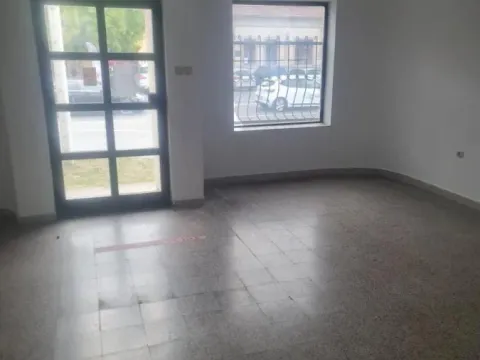 Poslovni prostor in Podbara
