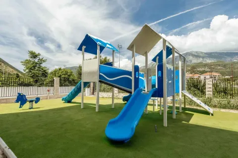 Dječije igralište sa toboganom u dvorištu stambenog kompleksa. - image 11