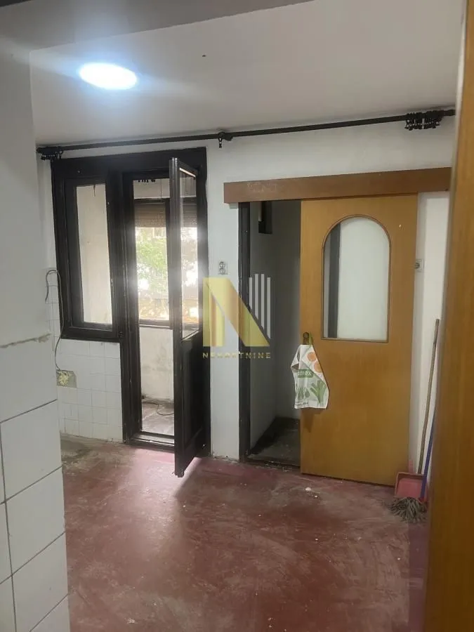 Starija kuhinja u izvornom stanju sa izlazom na terasu.