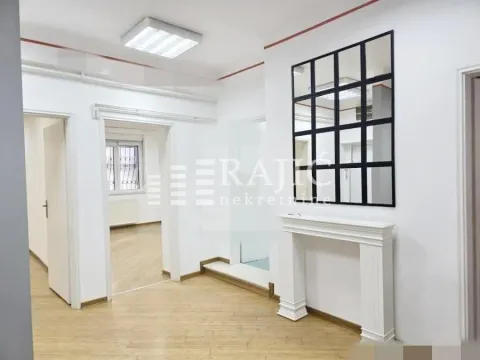 Bright empty room with a decorative fireplace and a wall mirror. - image 2