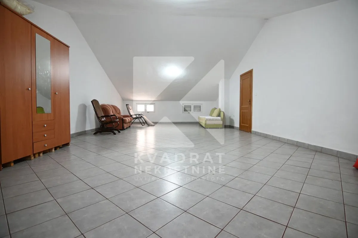 Rent, house, 400m², Zlatica, Podgorica