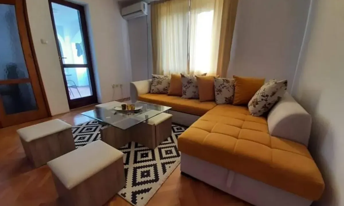 Izdavanje, jednosoban stan, 63m², Tivat, Crna Gora
