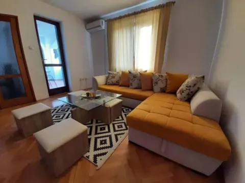 Izdavanje, jednosoban stan, 63m², Tivat, Crna Gora