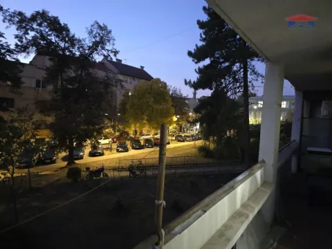 Pogled sa natkrivenog balkona na ulicu i parkiralište u večernjim satima. - image 3