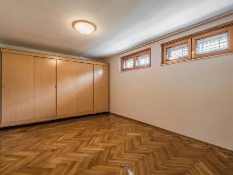 Izdavanje, kuća, 370m², Zabjelo, Podgorica - image 36