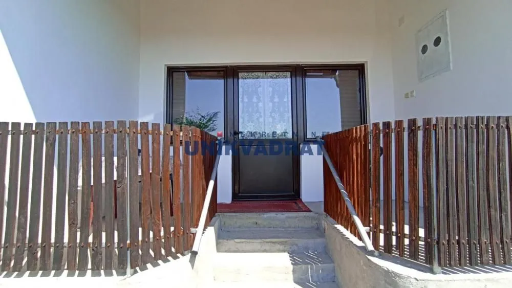 Prodaja, kuća, 280m², Centar, Topola