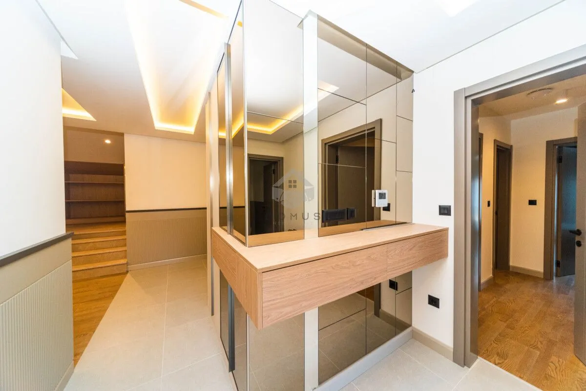 Izdavanje, kuća, 280m², Stari Aerodrom, Podgorica
