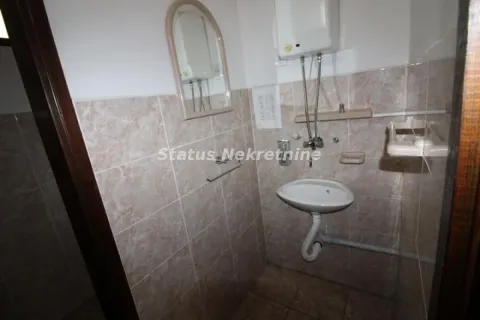 Manje kupatilo obloženo keramičkim pločicama sa umivaonikom i ogledalom. - image 14