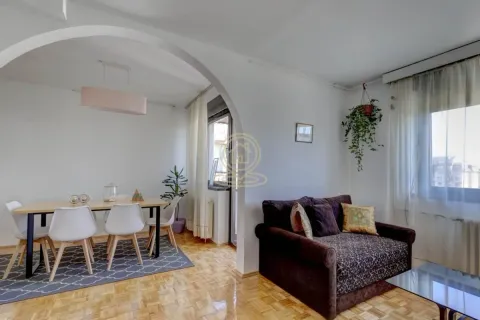 Living room connected with the dining area. - image 4