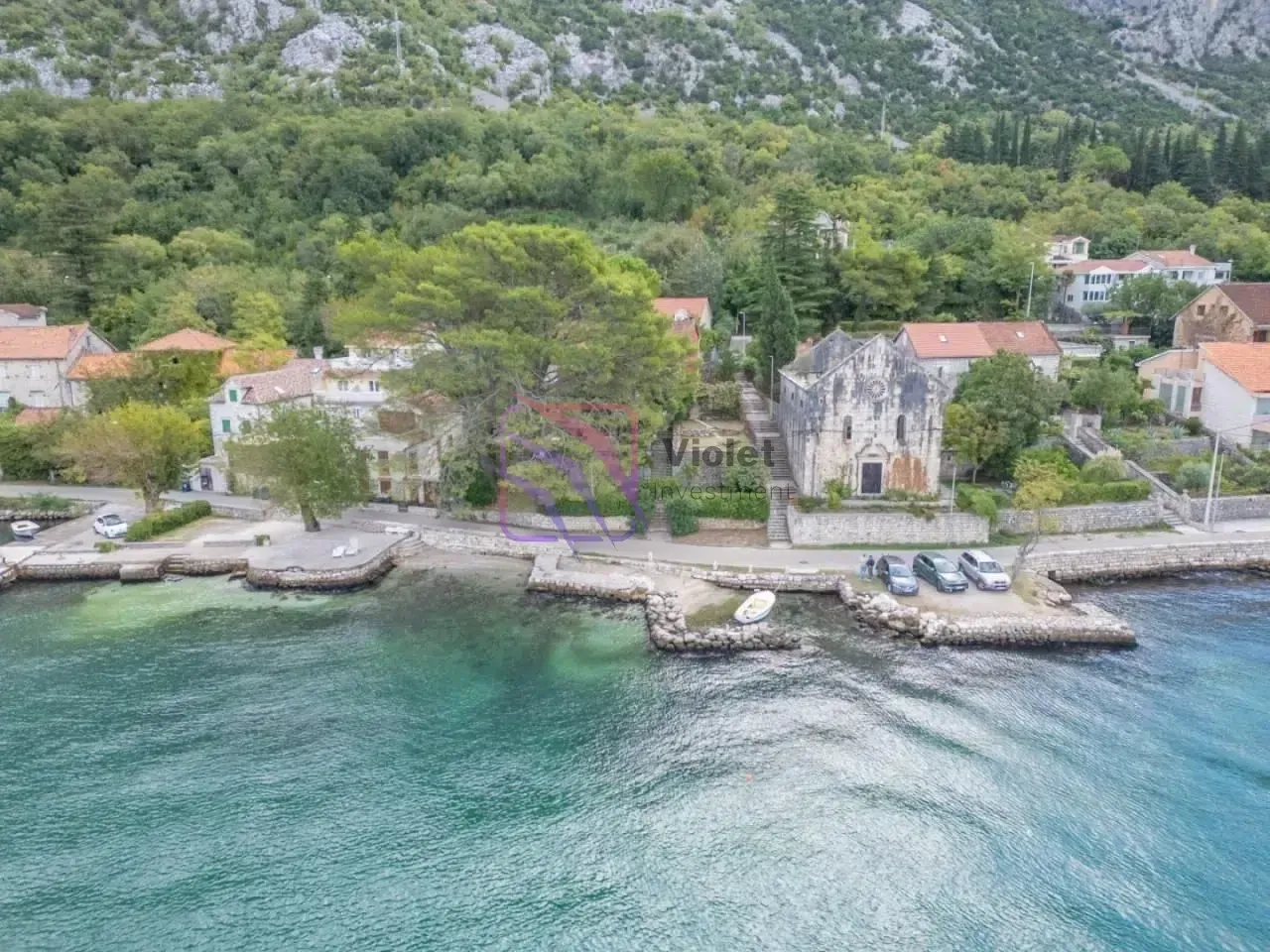 Pogled iz vazduha na obalu i okolne objekte u blizini mora.