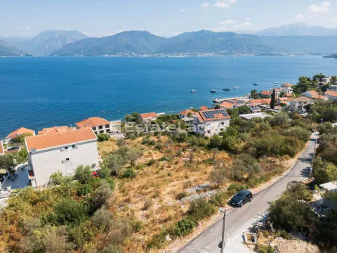 Pogled iz vazduha na obalu mora i okolne kuće. - image 6