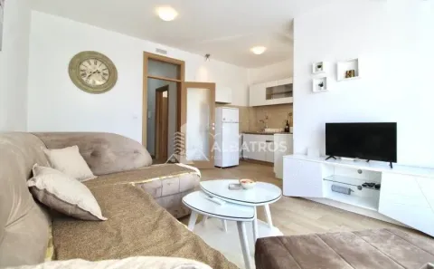 Dnevna soba sa garniturom, televizorom i kuhinjom u pozadini. - image 2