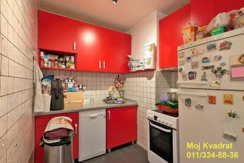 Manja kuhinja sa crvenim elementima i ugrađenim kućnim aparatima. - image 7