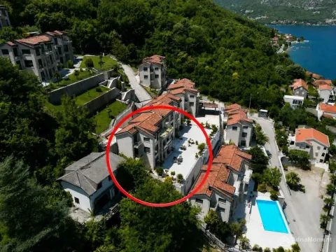 Pogled iz vazduha na kompleks zgrada sa okruženjem i morem u pozadini. - image 10