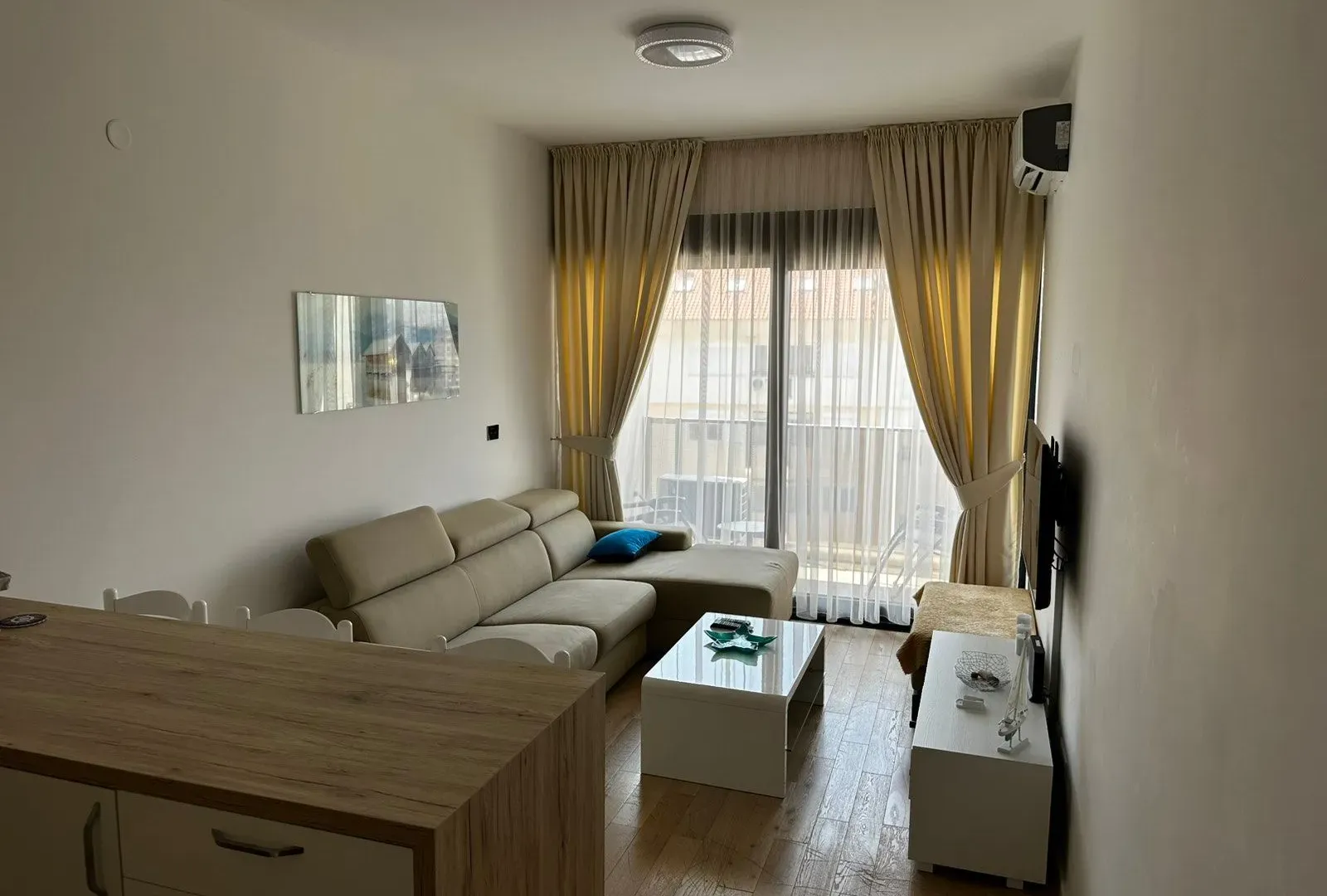 Izdavanje, jednosoban stan, 35m², Soho City, Bar