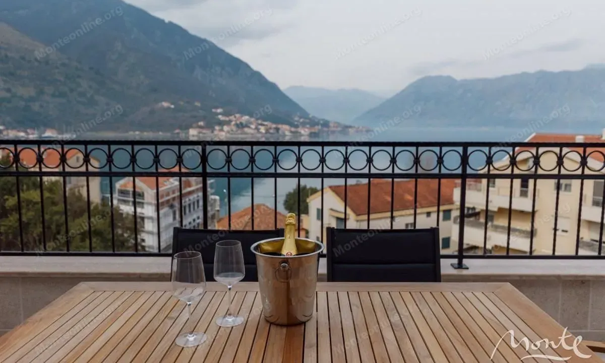 Sale, three bedroom apartment, 204m², Dobrota, Kotor