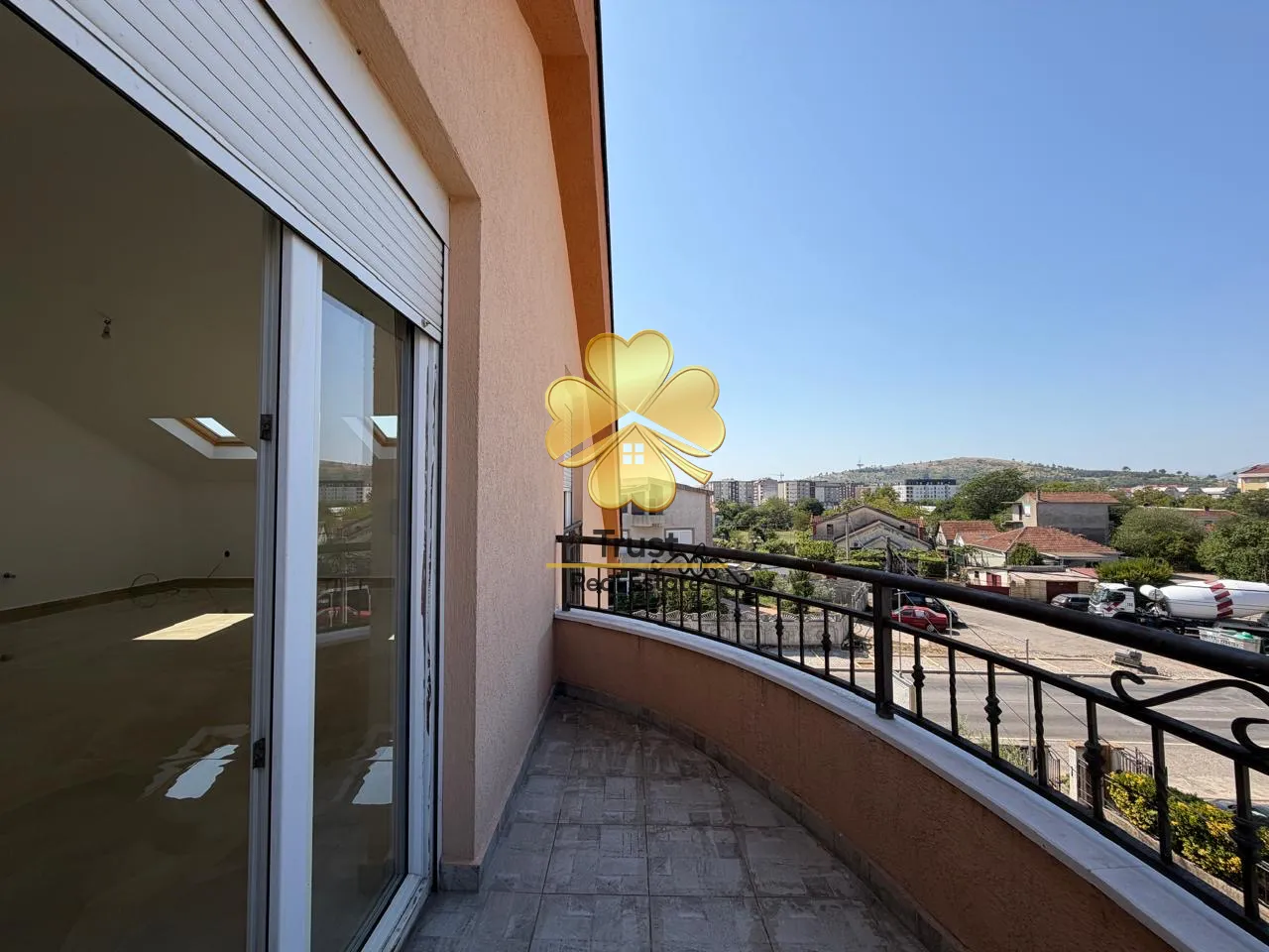 Balkon sa pogledom na okolinu i ulazom u prostoriju.