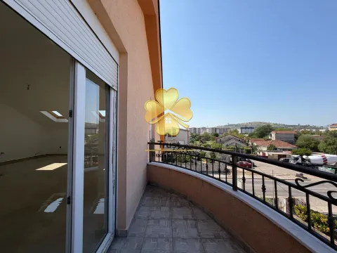 Balkon sa pogledom na okolinu i ulazom u prostoriju. - image 7