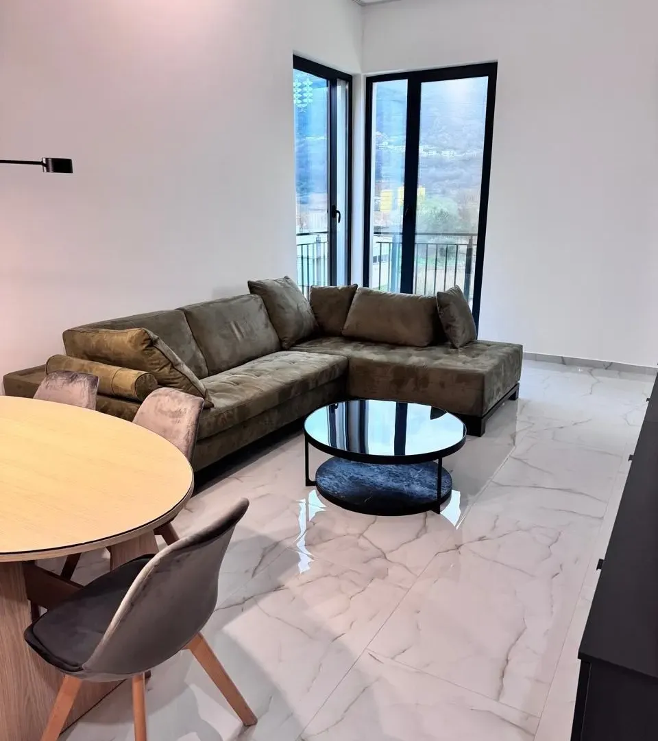 Izdavanje, dvosoban stan, 70m², Lastva Grbaljska, Kotor