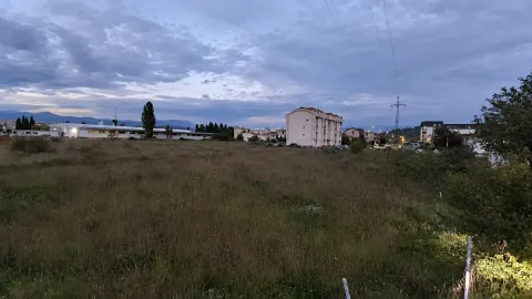 Pogled na plac i okolne zgrade u sumraku. - image 2