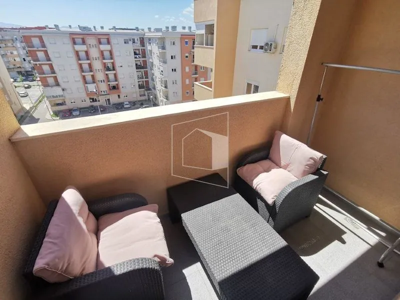 Furnished balcony with seating set and a view of the neighborhood.