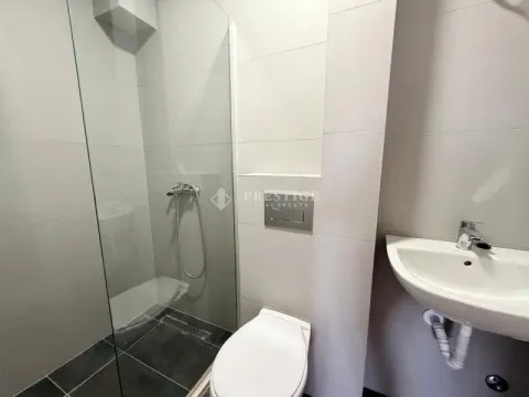 Moderno opremljeno kupatilo sa tuš kabinom. - image 10