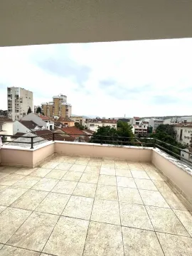 Prostrana otvorena terasa sa pogledom na grad. - image 16