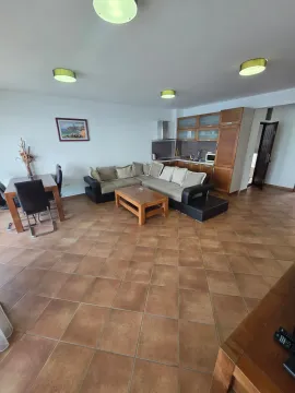Prostrani dnevni boravak sa garniturom, trpezarijom i kuhinjom u uglu. - image 8