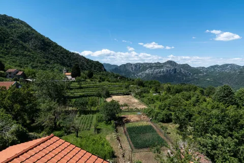 Pogled na okolnu prirodu, planine i imanje sa terase. - image 3