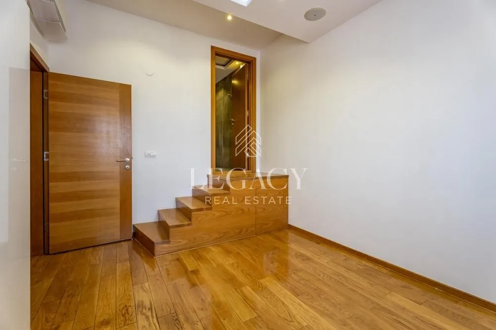 Prodaja, četvorosoban stan, 140m², Šumice, Beograd