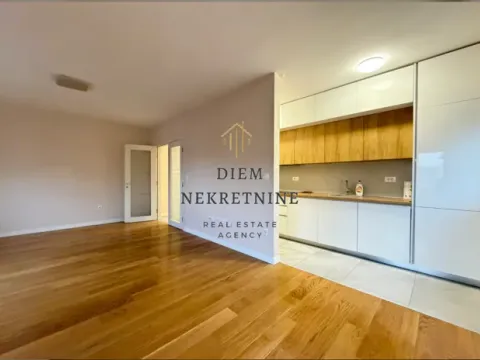 Izdavanje, trosoban stan, 100m², Central Point, Podgorica - image 9