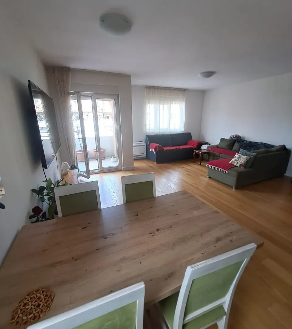 Izdavanje, trosoban stan, 105m², Central Point, Podgorica