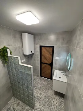 Moderne kupatilo sa tuš kabinom od staklenih blokova i umivaonikom. - image 16