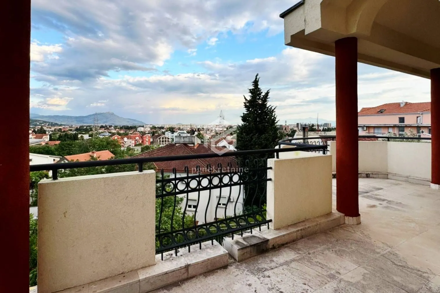 Rent, house, 280m², Gorica C, Podgorica