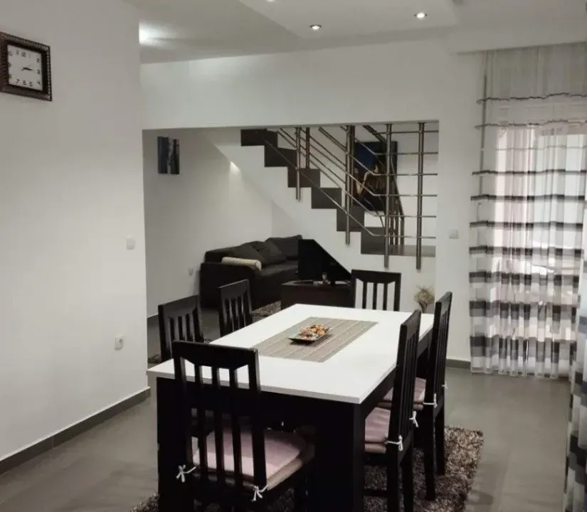 Izdavanje, dvosoban stan, 70m², Centar, Tivat