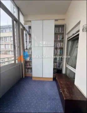 Zastakljena terasa sa ugradnim plakarima i policama za knjige. - image 17
