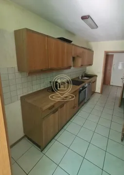 Manja kuhinja sa drvenim elementima i keramičkim pločicama na podu. - image 7