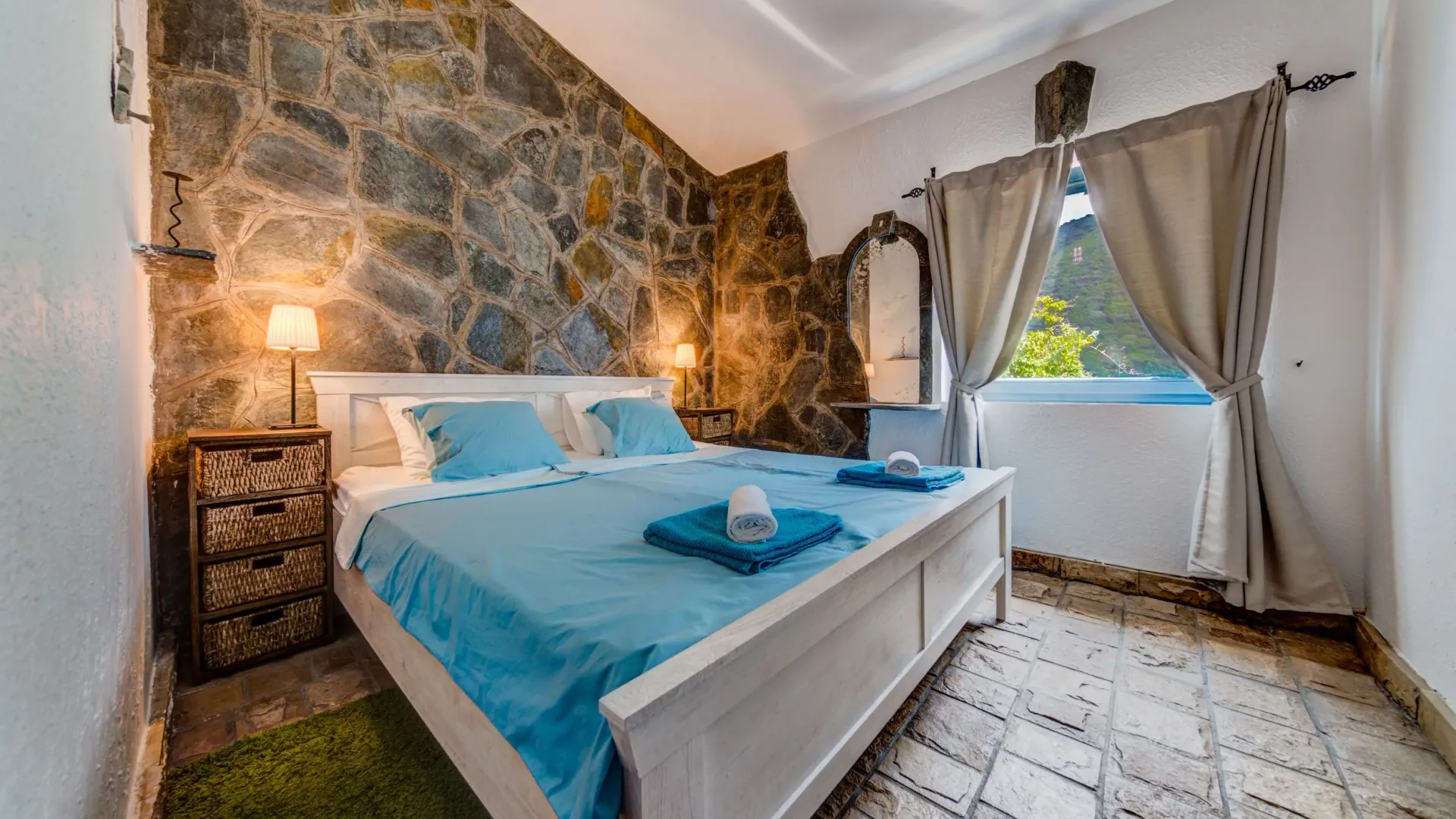 Izdavanje, kuća, 200m², Kotor, Crna Gora